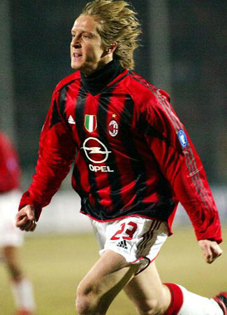 英格兰队＆曼城祝斯特林31岁生日快乐 切尔西无表示 周薪超30万镑