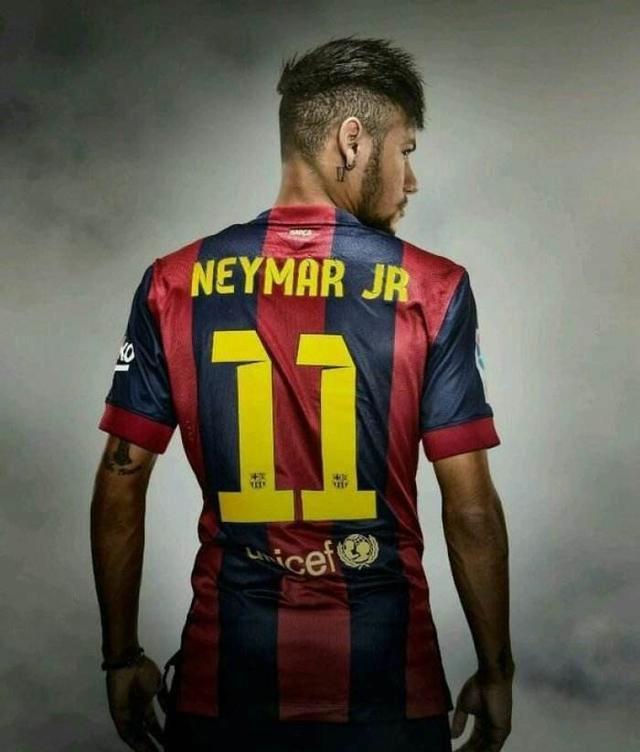 内马尔在桑托斯关键比赛中上演帽子戏法，助球队保级成功，展现坚韧与决心。