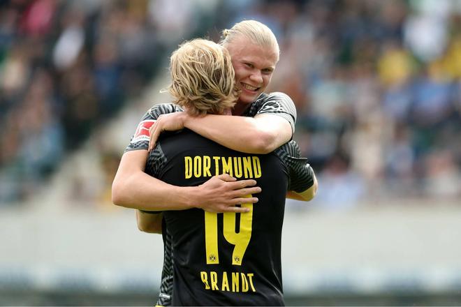 基本锁定世界杯席位，哈兰德和挪威队友赛后在更衣室激情庆祝