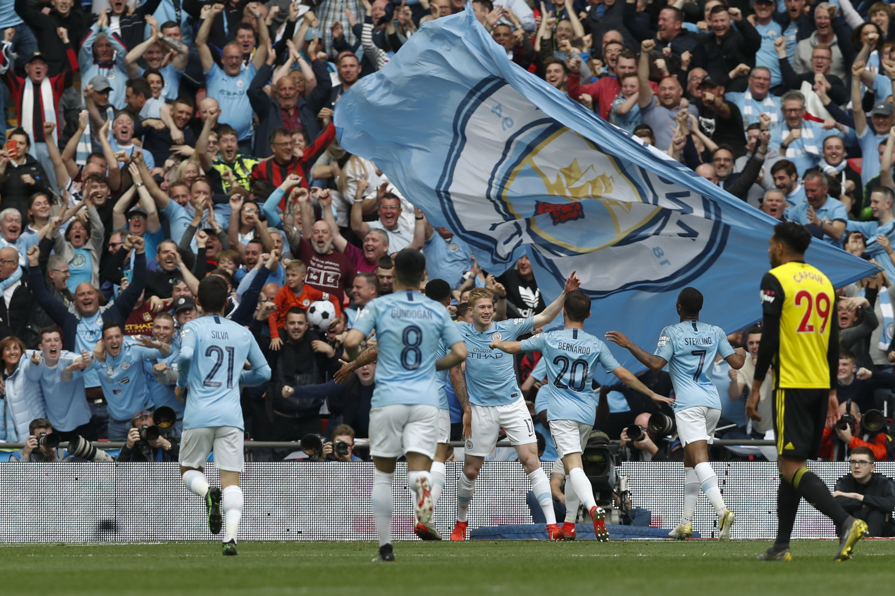 巴萨的丢球方式总是千篇一律…前锋速度也不用特别快，克纳夫这次只有32km／h